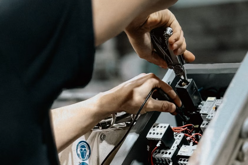 Technicien DOURTE en intervention de maintenance sur une armoire électrique